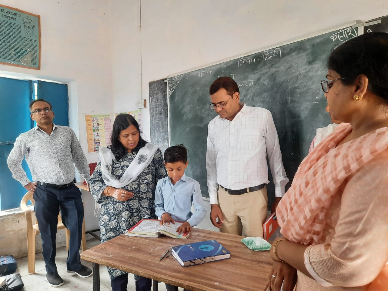 संभागीय आयुक्त ने खारा और हुसंगसर में स्कूलों का किया औचक निरीक्षण